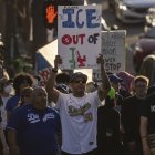 Fanáticos de los Dodgers protestan contra el ICE en los alrededores del Dodger Stadium