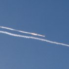 Se observan estelas de cohetes en el cielo sobre la ciudad costera israelí de Netanya