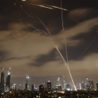 Sistemas de defensa aérea israelíes interceptan misiles iraníes sobre la ciudad israelí de Tel Aviv a primera hora del 15 de junio de 2025. En Jerusalén y Tel Aviv sonaron sirenas antiaéreas y estampidos a primera hora del 15 de junio, según periodistas de la AFP, mientras Israel e Irán intercambiaban disparos por tercer día consecutivo.