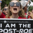 Manifestantes se reúnen frente al Tribunal Supremo de Estados Unidos en Washington, DC, el viernes 24 de junio de 2022.