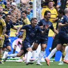 El defensor Christian Gray, un profesor de primaria, celebra su gol ante Boca Juniors