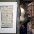 Una mujer observa una copia histórica de la Declaración de Independencia escrita de puño y letra por Thomas Jefferson en la Biblioteca Pública de Nueva York el 3 de julio de 2014.