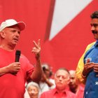 Hugo 'El Pollo' Carvajal y Nicolás Maduro en un acto de campaña