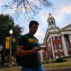Un estudiante camina por el campus de la Universidad de Baylor en Waco, Texas.