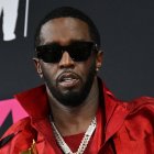 El productor musical Sean "Diddy" Combs posa ante las cámaras en unos premios de música
