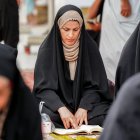 Una mujer musulmana lee el Corán-Imagen de Archivo