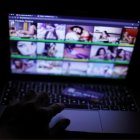 Una laptop mostrando porno en su pantalla