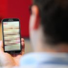 Una persona viendo un teléfono con contenido censurado