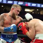 El estadounidense Jake Paul y el mexicano Julio Cesar Chavez Jr. pelean sobre un ring de California