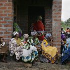 Mujeres sentadas en una casa de Tanzania (Imagen de archivo)
