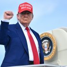US President Donald Trump pumps his fist as he boards Air Force One at Morristown Municipal Airport in Morristown, New Jersey, on June 21, 2025 as he returns to the White House from his golf club in Bedminster, New Jersey. (Photo by Mandel NGAN / AFP)