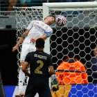 El centrocampista Federico Valverde (8) en acción durante el partido de octavos de final de la Copa Mundial de Clubes de la FIFA entre el Real Madrid CF y la Juventus FC en el Hard Rock Stadium el 1 de julio de 2025 en Miami Gardens, Florida.