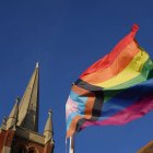 Bandera LGBTQ flameando (Archivo)