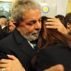 El presidente de Brasil, Luiz Inácio Lula da Silva, consuela a la presidenta de Argentina, Cristina Fernández, durante el funeral de su marido, Néstor Kirchner, en el Palacio Presidencial de Buenos Aires,