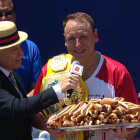 JOEY CHESTNUT gana el concurso de hot dogs de 2025