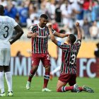 Thiago Silva se lanza al piso y recibe el abrazo de su compañero, Juan Pablo Freytes