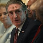 Burgum en una reunión de gabinete/ Jim Watson