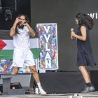 Bob Vylan con una bandera palestina
