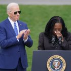 La confirmada jueza asociada del Tribunal Supremo Ketanji Brown Jackson se seca una lágrima mientras habla para celebrar su confirmación en el Jardín Sur de la Casa Blanca en Washington, DC, el viernes 8 de abril de 2022.