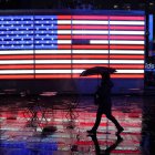 Una mujer pasea con un paraguas por Times Square. Imagen de archivo