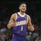 Devin Booker, durante un partido con los Phoenix Suns