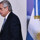 El expresidente argentino Alberto Fernández llegando a una conferencia de prensa