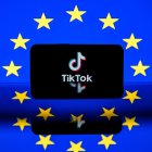 Una pantalla con el logotipo de la plataforma de redes sociales TikTok y la bandera de la UE