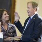 El Fiscal General de Texas jura su cargo mientras su esposa le observa