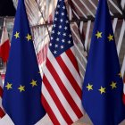 Imagen de archivo de las banderas de EEUU y La Unión Europea
