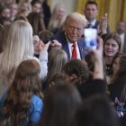 El presidente Donald Trump firma la orden ejecutiva que evita que hombres biológicos jueguen en deportes femeninos