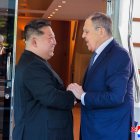 Esta foto tomada el 12 de julio de 2025 y difundida por la Agencia Central de Noticias de Corea del Norte (KCNA) oficial el 13 de julio de 2025 muestra al líder norcoreano Kim Jong Un reunido con el ministro de Exteriores ruso Sergei Lavrov en Wonsan, Corea del Norte.