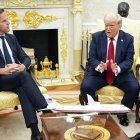 El secretario general de la OTAN, Mark Rutte, y el presidente estadounidense, Donald Trump, hablan durante una reunión en el Despacho Oval de la Casa Blanca, en Washington, el 14 de julio de 2025