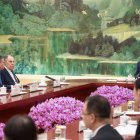 Xi Jinping junto al ministro de Asuntos Exteriores ruso, Serguéi Lavrov