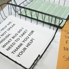 Hojas de ayudas en inglés en un centro para inmigrantes (Dallas,2018)