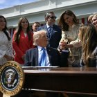 El presidente Donald Trump junto a la legisladora María Elvira Salazar (Archivo)