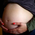 Imagen de archivo de una mujer embarazada