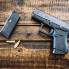 Una pistola Glock con municiones sobre una mesa (Archivo)