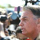 Jair Bolsonaro atiende a los medios a las puertas del Senado de Brasil