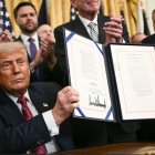 El presidente de Estados Unidos, Donald Trump, exhibe la Ley GENIUS