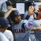 El tercera base de los Indios de Cleveland José Ramírez (11) celebra en el dugout con sus compañeros de equipo después de batear un jonrón solitario contra los Medias Blancas de Chicago el 11 de agosto de 2018 en el Guarantee Rate Field en Chicago, Illinois.