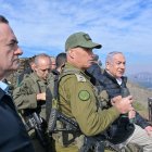 El Primer Ministro israelí BENJAMIN NETANYAHU (dcha.) y el Ministro de Defensa ISRAEL KATZ (izq.) visitan un punto de observación en el monte Bental, en los Altos del Golán fronterizos con Siria. El Primer Ministro fue informado sobre el refuerzo de las unidades de las FDI en la frontera siria y la preparación de combate de las FDI para futuras operaciones.