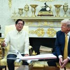 El presidente filipino Ferdinand Marcos Jr. habla con el presidente Donald Trump
