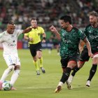 El centrocampista del MLS All Stars Hany Mukhtar (29) del Nashville SC chuta el balón durante la primera parte del Partido de las Estrellas de la MLS 2025 en el Q2 Stadium.