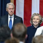 La ex secretaria de Estado Hillary Clinton, a la derecha, y el ex presidente Bill Clinton llegan antes de la 60ª Inauguración Presidencial en la Rotonda del Capitolio de EE.UU. en Washington, lunes 20 de enero de 2025.