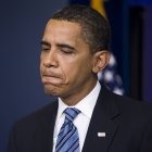 En 2009, el entonces presidente Barack Obama habla en la sesión informativa diaria tras una visita sorpresa a la Sala de Reuniones Brady de la Casa Blanca en Washington