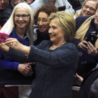 Clinton, con unos simpatizantes en un acto de la campaña de 2016