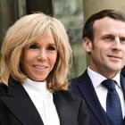 Emmanuel Macron junto a su esposa Brigitte Macron