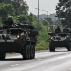 Soldados del Ejército Real Tailandés aparecen en la imagen a bordo de vehículos blindados en una carretera de la provincia de Chachoengsao el 24 de julio de 2025.