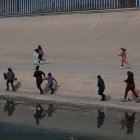 Familia de inmigrantes ilegales intentan cruzar la frontera