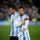 Lionel Messi y Rodrigo De Paul de Argentina vistos en acción durante el partido entre Argentina y Colombia como parte de las Eliminatorias para la Copa Mundial de la FIFA 2026 en el Estadio Mas Monumental. Resultado final: Argentina 1 - 1 Colombia.